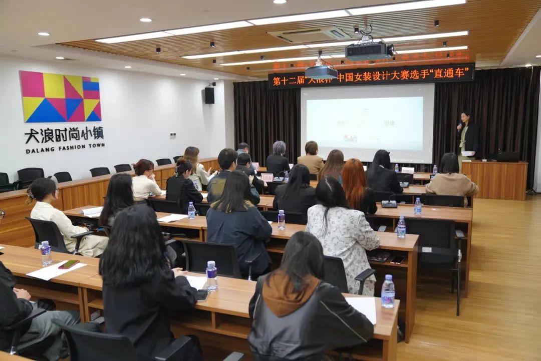 “元音#東方”第十二屆“大浪杯”中國女裝設(shè)計(jì)大賽圓滿收官，作品《逍遙詩學(xué)》贏得“金浪獎”20萬，大賽虛擬代言人“唯我”驚艷亮相！