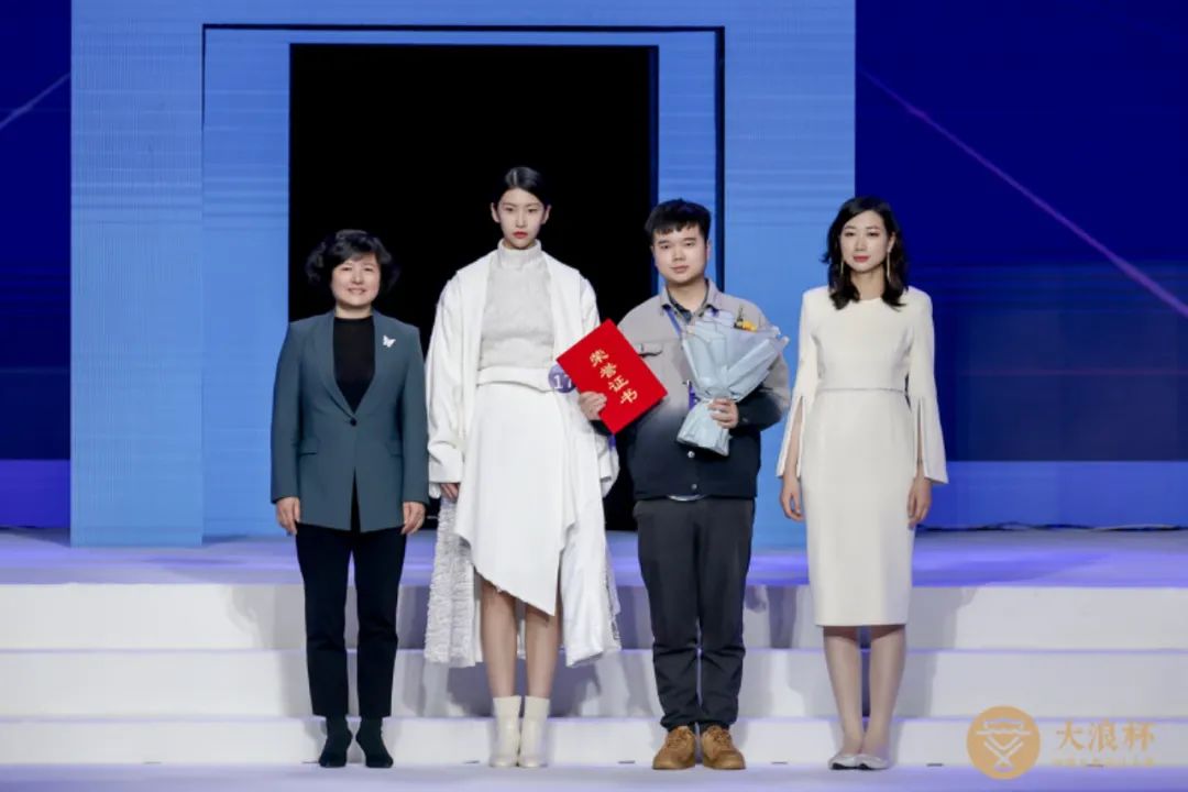 “元音#東方”第十二屆“大浪杯”中國女裝設(shè)計(jì)大賽圓滿收官，作品《逍遙詩學(xué)》贏得“金浪獎”20萬，大賽虛擬代言人“唯我”驚艷亮相！