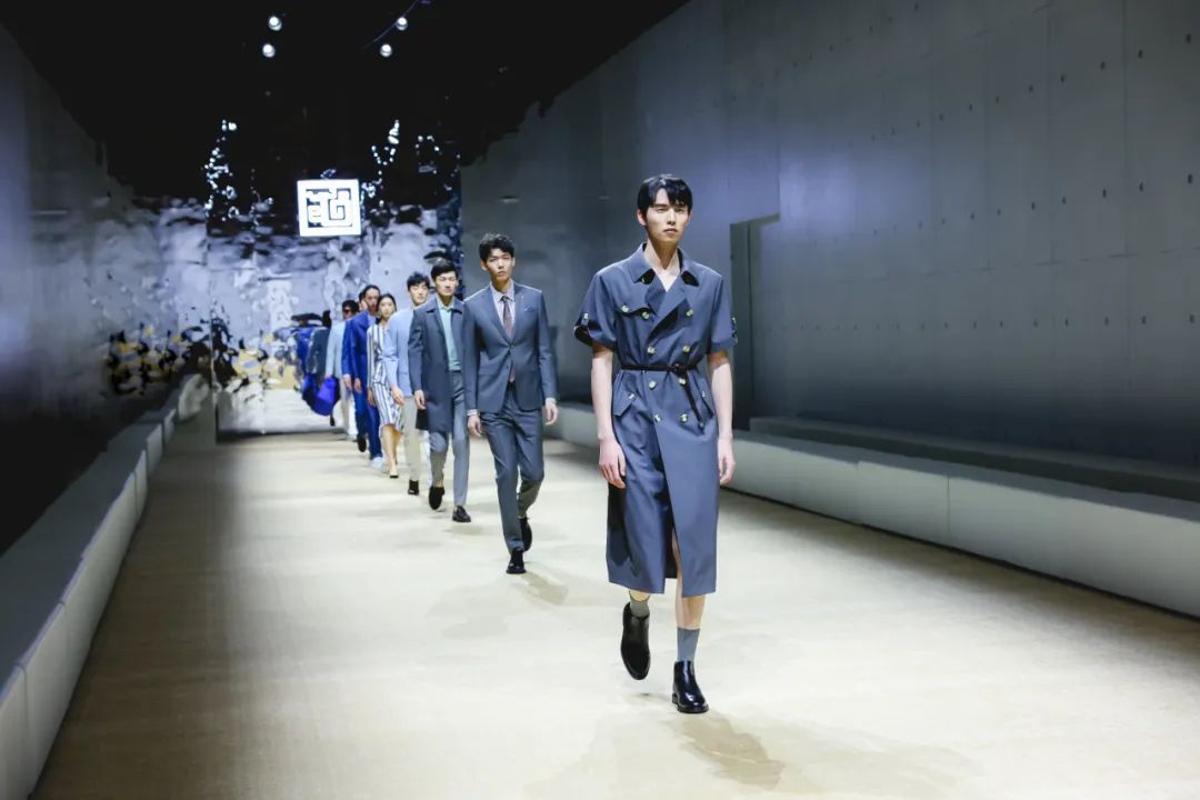  突破與自由，民族服裝定制品牌隆慶祥2023春夏新品發(fā)布會(huì)“自由之境”圓滿舉行
