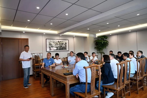 二十位業(yè)內(nèi)大咖齊聚鄭州，共商校服高品質(zhì)發(fā)展大計(jì)