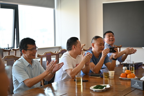二十位業(yè)內(nèi)大咖齊聚鄭州，共商校服高品質(zhì)發(fā)展大計(jì)