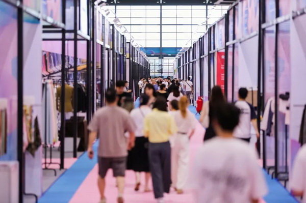  7月26日，第五屆中國（紹興）紡織新材料展在紹興國際會展中心拉開帷幕。500家企業(yè)參展，首日5000多名專業(yè)觀眾入場，展會炙熱的對接氛圍有如7月的氣浪，使行業(yè)快速升溫。海內(nèi)外企業(yè)積極響應(yīng)，原料龍頭企業(yè)高 “復(fù)參率”，歷經(jīng)五屆的新材料展有何獨特魅力？ 圖片  圖片  會展品質(zhì)乘勢而上   本屆新材料展獲得UFI國際展覽協(xié)會認證，是工信部、商務(wù)部組織的2023年“優(yōu)供給促升級”系列活動之一，基于往屆資源優(yōu)勢，對展覽規(guī)劃、買家邀約、會務(wù)聯(lián)動等進行了全線融合升級，展會品質(zhì)躍升，煥發(fā)新的風采。展會由中國長絲織造協(xié)會、紹興市商務(wù)局、中國國際貿(mào)易委員會紹興市委員會、中國國際商會紹興商會、紹興市柯橋區(qū)會展業(yè)發(fā)展中心主辦，浙江三博會展股份有限公司聯(lián)合主辦，紹興市柯橋區(qū)中國輕紡城展會有限公司承辦，紹興市經(jīng)信局、浙江省紡織面料設(shè)計協(xié)會、七彩云、紹興市紡織行業(yè)協(xié)會協(xié)辦。  圖片  圖片  開幕盛況  國際展商同臺賽寶   本次展會共500家展商參展，設(shè)新材料、新織造、新設(shè)備、新面料四大特色展區(qū)，有超10萬款科技纖維、創(chuàng)新面料、紡機設(shè)備在展會發(fā)布。魏橋紡織、昆山東利、興發(fā)化纖、吉林化纖、通用新材料、德州恒豐、佳人新材料、浙江興發(fā)、紹興國周、鐠美科等知名紡織龍頭企業(yè)參展。紹興新昌紡機產(chǎn)業(yè)展團、湖州長興織造產(chǎn)業(yè)展團、諸暨繡花機械產(chǎn)業(yè)展團、上虞染化料助劑產(chǎn)業(yè)展團等區(qū)域展團亮相。本屆展會更是引眾多RCEP國家和地區(qū)的展商組團奔赴而來，在國際展區(qū)，韓國ditto時尚聯(lián)盟、緬甸中國商會、莫斯科中小企業(yè)工商會等國際展團人氣旺盛。  圖片  企業(yè)展區(qū)  眾多展商聚焦雙碳熱點，圍繞綠色、健康、智造等方向展開產(chǎn)品角逐。魏橋紡織的生物基綠色環(huán)保+抗菌混紡系列、湖州威達集團的綠色環(huán)保色紡紗系列、昆山東利的仿生透氣科技面料系列、吳江蘭天織造的UV對抗仿生科技面料、新型雙層直充防寒面料、機能無氨彈力面料等展品亮點頻出，展商企業(yè)開啟“搶客”模式，緊抓展會機遇尋求下游合作。本屆展會有更大規(guī)模的智能紡機、織機設(shè)備企業(yè)參展，進一步彰顯國產(chǎn)智能織造的研發(fā)水平，鐠美科、浙江康立自控科技、浙江凱成智能設(shè)備、浙江瑪雅機電等展位帶來媲美國際水平的最新機械設(shè)備，令人矚目。  圖片  設(shè)備展區(qū)  探索解決行業(yè)困惑與瓶頸，是新材料展歷經(jīng)多屆與各企業(yè)總結(jié)、達成的共識，也是其不僅在于產(chǎn)品展貿(mào)，更在于新理念的交匯的價值內(nèi)涵。  國際視野論外貿(mào)   由中國紡織品進出口商會主辦的2023紹興國際（RCEP）紡織服裝產(chǎn)業(yè)論壇系列活動與展會同期同館開幕。論壇以“RCEP新機遇-紡織產(chǎn)業(yè)新格局”為主題，就國內(nèi)紡織產(chǎn)業(yè)結(jié)構(gòu)與RCEP國際紡織服裝產(chǎn)業(yè)的發(fā)展趨勢進行研討與產(chǎn)業(yè)對接。中國紡織品進出口商會副會長王宇、韓國時尚服裝人工智能研究所院長金蕙京、緬甸中國紡織服裝協(xié)會會長施坤等嘉賓為論壇開幕致辭。  圖片  圖片 論壇開幕式  論壇開幕式后，首場系列活動韓國服飾流行趨勢論壇在展會時尚活動區(qū)舉辦，多家韓國時裝品牌聯(lián)合走秀，同時Dito&ditto，ISAE，F(xiàn)&PLUS等韓國時尚機構(gòu)帶來韓國時尚產(chǎn)業(yè)與數(shù)字技術(shù)的發(fā)展趨勢分享。后續(xù)將陸續(xù)舉辦2023生物基纖維材料產(chǎn)業(yè)技術(shù)論壇、走進中國輕紡城市場對接會、亞洲紡織服裝供應(yīng)鏈高增長論壇等系列活動。  圖片  圖片 論壇系列活動——韓國服飾流行趨勢論壇  中國纖維展姿態(tài)   作為歷屆新材料展重要配套論壇，2023中國紹興紡織新材料論壇將于展會第二日舉辦。將聚集昆山東利、浙江中國輕紡城集團、浙江佳人新材料、紹興隆泰石墨烯、特思達（TESTEX）、廣東人仁康、浙江中紡標、紹興織蛛物聯(lián)科技等企業(yè)作新產(chǎn)品新項目分享，帶來中國輕紡城紡織新材料采購中心推介，環(huán)保面料、再生聚酯新材料、石墨烯等纖維面料創(chuàng)新產(chǎn)品發(fā)布，OEKO-TEX® STANDARD 100安全標準、健康紡織品標準、5A光子抗菌、坯布在線檢測等檢測后整理技術(shù)分享，諸多亮點值得期待。  圖片  觸摸纖維時尚,躍升品牌能級,纖維材料的性能之變，已經(jīng)與終端產(chǎn)品在競爭市場的廝殺突圍息息相關(guān)，從面料到服裝、家紡，從國內(nèi)企業(yè)到海外品牌，都不能錯過這一場產(chǎn)業(yè)對接的盛會。  跨越山海齊聚首   本屆展會借助今年全線升級之勢，全面擴大對面料、服裝業(yè)大規(guī)模大品牌企業(yè)的邀約，并提前進行買家需求的預(yù)采集和展商產(chǎn)品的預(yù)對接，顯著提升買家熱情和觀展效率。展會首日，丹東華洋紡織服裝、北京奔流野外運動服裝、北京方圣時尚、華紡股份有限公司等品牌買家應(yīng)邀而來，廣東、湖州、義烏、新疆等十余個地區(qū)采購團紛紛到場，更有韓國、俄羅斯、越南、緬甸等數(shù)百名海外買家跨越山海來相會，如國際知名服裝品牌 J.K. Apparel、DOBB、LUBOO、YL co.,ltd、CHUNSANGDOO INNOCENCE、DAYGREEN INC等。  圖片  采供對接  商貿(mào)對接攬訂單   展會打通產(chǎn)業(yè)鏈，延伸展貿(mào)對接服務(wù)?，F(xiàn)場，快時尚跨境電商企業(yè)SheIn開啟為期兩天的面料專場、服裝專場閉門采購會，帶來數(shù)百類采購需求。國內(nèi)品牌采購團走進紡織源產(chǎn)地中國輕紡城市場，展開時尚買手與優(yōu)質(zhì)原創(chuàng)面料的靈感碰撞。展會第二日，亞洲染料聯(lián)合會、韓國纖維產(chǎn)業(yè)研究院、莫斯科中小企業(yè)商會、越南紡織商會、緬甸中國商會等國際采購團也將進市場與柯橋面料企業(yè)接洽外貿(mào)訂單。  圖片  圖片 采供對接  2023中國（紹興）紡織新材料展打造了新材料、新技術(shù)的信息高地，以國際展會的標準，向內(nèi)外貿(mào)一體化展會平臺成長蛻變，它是當下紡織供應(yīng)鏈趨勢的具象展示，更是一場中國纖維向世界的傾訴表達。  圖片  圖片 圖片 ?觸摸纖維時尚、躍升品牌能級，第五屆中國（紹興）紡織新材料展盛大開幕
