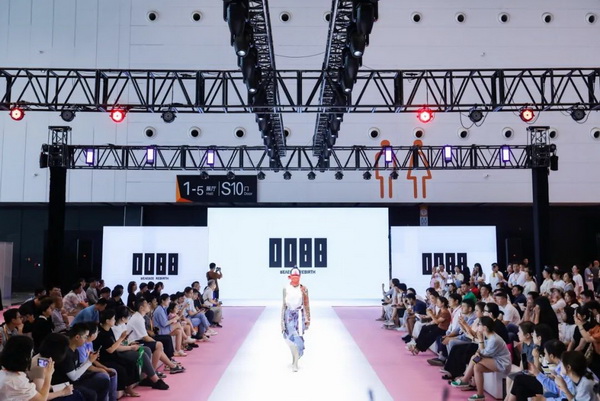  7月26日，第五屆中國（紹興）紡織新材料展在紹興國際會展中心拉開帷幕。500家企業(yè)參展，首日5000多名專業(yè)觀眾入場，展會炙熱的對接氛圍有如7月的氣浪，使行業(yè)快速升溫。海內(nèi)外企業(yè)積極響應(yīng)，原料龍頭企業(yè)高 “復(fù)參率”，歷經(jīng)五屆的新材料展有何獨特魅力？ 圖片  圖片  會展品質(zhì)乘勢而上   本屆新材料展獲得UFI國際展覽協(xié)會認證，是工信部、商務(wù)部組織的2023年“優(yōu)供給促升級”系列活動之一，基于往屆資源優(yōu)勢，對展覽規(guī)劃、買家邀約、會務(wù)聯(lián)動等進行了全線融合升級，展會品質(zhì)躍升，煥發(fā)新的風采。展會由中國長絲織造協(xié)會、紹興市商務(wù)局、中國國際貿(mào)易委員會紹興市委員會、中國國際商會紹興商會、紹興市柯橋區(qū)會展業(yè)發(fā)展中心主辦，浙江三博會展股份有限公司聯(lián)合主辦，紹興市柯橋區(qū)中國輕紡城展會有限公司承辦，紹興市經(jīng)信局、浙江省紡織面料設(shè)計協(xié)會、七彩云、紹興市紡織行業(yè)協(xié)會協(xié)辦。  圖片  圖片  開幕盛況  國際展商同臺賽寶   本次展會共500家展商參展，設(shè)新材料、新織造、新設(shè)備、新面料四大特色展區(qū)，有超10萬款科技纖維、創(chuàng)新面料、紡機設(shè)備在展會發(fā)布。魏橋紡織、昆山東利、興發(fā)化纖、吉林化纖、通用新材料、德州恒豐、佳人新材料、浙江興發(fā)、紹興國周、鐠美科等知名紡織龍頭企業(yè)參展。紹興新昌紡機產(chǎn)業(yè)展團、湖州長興織造產(chǎn)業(yè)展團、諸暨繡花機械產(chǎn)業(yè)展團、上虞染化料助劑產(chǎn)業(yè)展團等區(qū)域展團亮相。本屆展會更是引眾多RCEP國家和地區(qū)的展商組團奔赴而來，在國際展區(qū)，韓國ditto時尚聯(lián)盟、緬甸中國商會、莫斯科中小企業(yè)工商會等國際展團人氣旺盛。  圖片  企業(yè)展區(qū)  眾多展商聚焦雙碳熱點，圍繞綠色、健康、智造等方向展開產(chǎn)品角逐。魏橋紡織的生物基綠色環(huán)保+抗菌混紡系列、湖州威達集團的綠色環(huán)保色紡紗系列、昆山東利的仿生透氣科技面料系列、吳江蘭天織造的UV對抗仿生科技面料、新型雙層直充防寒面料、機能無氨彈力面料等展品亮點頻出，展商企業(yè)開啟“搶客”模式，緊抓展會機遇尋求下游合作。本屆展會有更大規(guī)模的智能紡機、織機設(shè)備企業(yè)參展，進一步彰顯國產(chǎn)智能織造的研發(fā)水平，鐠美科、浙江康立自控科技、浙江凱成智能設(shè)備、浙江瑪雅機電等展位帶來媲美國際水平的最新機械設(shè)備，令人矚目。  圖片  設(shè)備展區(qū)  探索解決行業(yè)困惑與瓶頸，是新材料展歷經(jīng)多屆與各企業(yè)總結(jié)、達成的共識，也是其不僅在于產(chǎn)品展貿(mào)，更在于新理念的交匯的價值內(nèi)涵。  國際視野論外貿(mào)   由中國紡織品進出口商會主辦的2023紹興國際（RCEP）紡織服裝產(chǎn)業(yè)論壇系列活動與展會同期同館開幕。論壇以“RCEP新機遇-紡織產(chǎn)業(yè)新格局”為主題，就國內(nèi)紡織產(chǎn)業(yè)結(jié)構(gòu)與RCEP國際紡織服裝產(chǎn)業(yè)的發(fā)展趨勢進行研討與產(chǎn)業(yè)對接。中國紡織品進出口商會副會長王宇、韓國時尚服裝人工智能研究所院長金蕙京、緬甸中國紡織服裝協(xié)會會長施坤等嘉賓為論壇開幕致辭。  圖片  圖片 論壇開幕式  論壇開幕式后，首場系列活動韓國服飾流行趨勢論壇在展會時尚活動區(qū)舉辦，多家韓國時裝品牌聯(lián)合走秀，同時Dito&ditto，ISAE，F(xiàn)&PLUS等韓國時尚機構(gòu)帶來韓國時尚產(chǎn)業(yè)與數(shù)字技術(shù)的發(fā)展趨勢分享。后續(xù)將陸續(xù)舉辦2023生物基纖維材料產(chǎn)業(yè)技術(shù)論壇、走進中國輕紡城市場對接會、亞洲紡織服裝供應(yīng)鏈高增長論壇等系列活動。  圖片  圖片 論壇系列活動——韓國服飾流行趨勢論壇  中國纖維展姿態(tài)   作為歷屆新材料展重要配套論壇，2023中國紹興紡織新材料論壇將于展會第二日舉辦。將聚集昆山東利、浙江中國輕紡城集團、浙江佳人新材料、紹興隆泰石墨烯、特思達（TESTEX）、廣東人仁康、浙江中紡標、紹興織蛛物聯(lián)科技等企業(yè)作新產(chǎn)品新項目分享，帶來中國輕紡城紡織新材料采購中心推介，環(huán)保面料、再生聚酯新材料、石墨烯等纖維面料創(chuàng)新產(chǎn)品發(fā)布，OEKO-TEX® STANDARD 100安全標準、健康紡織品標準、5A光子抗菌、坯布在線檢測等檢測后整理技術(shù)分享，諸多亮點值得期待。  圖片  觸摸纖維時尚,躍升品牌能級,纖維材料的性能之變，已經(jīng)與終端產(chǎn)品在競爭市場的廝殺突圍息息相關(guān)，從面料到服裝、家紡，從國內(nèi)企業(yè)到海外品牌，都不能錯過這一場產(chǎn)業(yè)對接的盛會。  跨越山海齊聚首   本屆展會借助今年全線升級之勢，全面擴大對面料、服裝業(yè)大規(guī)模大品牌企業(yè)的邀約，并提前進行買家需求的預(yù)采集和展商產(chǎn)品的預(yù)對接，顯著提升買家熱情和觀展效率。展會首日，丹東華洋紡織服裝、北京奔流野外運動服裝、北京方圣時尚、華紡股份有限公司等品牌買家應(yīng)邀而來，廣東、湖州、義烏、新疆等十余個地區(qū)采購團紛紛到場，更有韓國、俄羅斯、越南、緬甸等數(shù)百名海外買家跨越山海來相會，如國際知名服裝品牌 J.K. Apparel、DOBB、LUBOO、YL co.,ltd、CHUNSANGDOO INNOCENCE、DAYGREEN INC等。  圖片  采供對接  商貿(mào)對接攬訂單   展會打通產(chǎn)業(yè)鏈，延伸展貿(mào)對接服務(wù)。現(xiàn)場，快時尚跨境電商企業(yè)SheIn開啟為期兩天的面料專場、服裝專場閉門采購會，帶來數(shù)百類采購需求。國內(nèi)品牌采購團走進紡織源產(chǎn)地中國輕紡城市場，展開時尚買手與優(yōu)質(zhì)原創(chuàng)面料的靈感碰撞。展會第二日，亞洲染料聯(lián)合會、韓國纖維產(chǎn)業(yè)研究院、莫斯科中小企業(yè)商會、越南紡織商會、緬甸中國商會等國際采購團也將進市場與柯橋面料企業(yè)接洽外貿(mào)訂單。  圖片  圖片 采供對接  2023中國（紹興）紡織新材料展打造了新材料、新技術(shù)的信息高地，以國際展會的標準，向內(nèi)外貿(mào)一體化展會平臺成長蛻變，它是當下紡織供應(yīng)鏈趨勢的具象展示，更是一場中國纖維向世界的傾訴表達。  圖片  圖片 圖片 ?觸摸纖維時尚、躍升品牌能級，第五屆中國（紹興）紡織新材料展盛大開幕