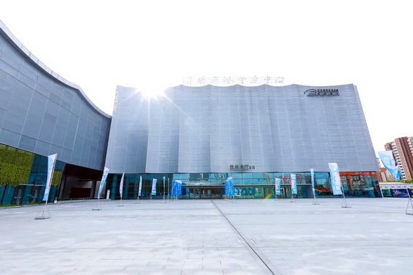  7月26日，第五屆中國（紹興）紡織新材料展在紹興國際會展中心拉開帷幕。500家企業(yè)參展，首日5000多名專業(yè)觀眾入場，展會炙熱的對接氛圍有如7月的氣浪，使行業(yè)快速升溫。海內(nèi)外企業(yè)積極響應(yīng)，原料龍頭企業(yè)高 “復(fù)參率”，歷經(jīng)五屆的新材料展有何獨特魅力？ 圖片  圖片  會展品質(zhì)乘勢而上   本屆新材料展獲得UFI國際展覽協(xié)會認證，是工信部、商務(wù)部組織的2023年“優(yōu)供給促升級”系列活動之一，基于往屆資源優(yōu)勢，對展覽規(guī)劃、買家邀約、會務(wù)聯(lián)動等進行了全線融合升級，展會品質(zhì)躍升，煥發(fā)新的風采。展會由中國長絲織造協(xié)會、紹興市商務(wù)局、中國國際貿(mào)易委員會紹興市委員會、中國國際商會紹興商會、紹興市柯橋區(qū)會展業(yè)發(fā)展中心主辦，浙江三博會展股份有限公司聯(lián)合主辦，紹興市柯橋區(qū)中國輕紡城展會有限公司承辦，紹興市經(jīng)信局、浙江省紡織面料設(shè)計協(xié)會、七彩云、紹興市紡織行業(yè)協(xié)會協(xié)辦。  圖片  圖片  開幕盛況  國際展商同臺賽寶   本次展會共500家展商參展，設(shè)新材料、新織造、新設(shè)備、新面料四大特色展區(qū)，有超10萬款科技纖維、創(chuàng)新面料、紡機設(shè)備在展會發(fā)布。魏橋紡織、昆山東利、興發(fā)化纖、吉林化纖、通用新材料、德州恒豐、佳人新材料、浙江興發(fā)、紹興國周、鐠美科等知名紡織龍頭企業(yè)參展。紹興新昌紡機產(chǎn)業(yè)展團、湖州長興織造產(chǎn)業(yè)展團、諸暨繡花機械產(chǎn)業(yè)展團、上虞染化料助劑產(chǎn)業(yè)展團等區(qū)域展團亮相。本屆展會更是引眾多RCEP國家和地區(qū)的展商組團奔赴而來，在國際展區(qū)，韓國ditto時尚聯(lián)盟、緬甸中國商會、莫斯科中小企業(yè)工商會等國際展團人氣旺盛。  圖片  企業(yè)展區(qū)  眾多展商聚焦雙碳熱點，圍繞綠色、健康、智造等方向展開產(chǎn)品角逐。魏橋紡織的生物基綠色環(huán)保+抗菌混紡系列、湖州威達集團的綠色環(huán)保色紡紗系列、昆山東利的仿生透氣科技面料系列、吳江蘭天織造的UV對抗仿生科技面料、新型雙層直充防寒面料、機能無氨彈力面料等展品亮點頻出，展商企業(yè)開啟“搶客”模式，緊抓展會機遇尋求下游合作。本屆展會有更大規(guī)模的智能紡機、織機設(shè)備企業(yè)參展，進一步彰顯國產(chǎn)智能織造的研發(fā)水平，鐠美科、浙江康立自控科技、浙江凱成智能設(shè)備、浙江瑪雅機電等展位帶來媲美國際水平的最新機械設(shè)備，令人矚目。  圖片  設(shè)備展區(qū)  探索解決行業(yè)困惑與瓶頸，是新材料展歷經(jīng)多屆與各企業(yè)總結(jié)、達成的共識，也是其不僅在于產(chǎn)品展貿(mào)，更在于新理念的交匯的價值內(nèi)涵。  國際視野論外貿(mào)   由中國紡織品進出口商會主辦的2023紹興國際（RCEP）紡織服裝產(chǎn)業(yè)論壇系列活動與展會同期同館開幕。論壇以“RCEP新機遇-紡織產(chǎn)業(yè)新格局”為主題，就國內(nèi)紡織產(chǎn)業(yè)結(jié)構(gòu)與RCEP國際紡織服裝產(chǎn)業(yè)的發(fā)展趨勢進行研討與產(chǎn)業(yè)對接。中國紡織品進出口商會副會長王宇、韓國時尚服裝人工智能研究所院長金蕙京、緬甸中國紡織服裝協(xié)會會長施坤等嘉賓為論壇開幕致辭。  圖片  圖片 論壇開幕式  論壇開幕式后，首場系列活動韓國服飾流行趨勢論壇在展會時尚活動區(qū)舉辦，多家韓國時裝品牌聯(lián)合走秀，同時Dito&ditto，ISAE，F(xiàn)&PLUS等韓國時尚機構(gòu)帶來韓國時尚產(chǎn)業(yè)與數(shù)字技術(shù)的發(fā)展趨勢分享。后續(xù)將陸續(xù)舉辦2023生物基纖維材料產(chǎn)業(yè)技術(shù)論壇、走進中國輕紡城市場對接會、亞洲紡織服裝供應(yīng)鏈高增長論壇等系列活動。  圖片  圖片 論壇系列活動——韓國服飾流行趨勢論壇  中國纖維展姿態(tài)   作為歷屆新材料展重要配套論壇，2023中國紹興紡織新材料論壇將于展會第二日舉辦。將聚集昆山東利、浙江中國輕紡城集團、浙江佳人新材料、紹興隆泰石墨烯、特思達（TESTEX）、廣東人仁康、浙江中紡標、紹興織蛛物聯(lián)科技等企業(yè)作新產(chǎn)品新項目分享，帶來中國輕紡城紡織新材料采購中心推介，環(huán)保面料、再生聚酯新材料、石墨烯等纖維面料創(chuàng)新產(chǎn)品發(fā)布，OEKO-TEX® STANDARD 100安全標準、健康紡織品標準、5A光子抗菌、坯布在線檢測等檢測后整理技術(shù)分享，諸多亮點值得期待。  圖片  觸摸纖維時尚,躍升品牌能級,纖維材料的性能之變，已經(jīng)與終端產(chǎn)品在競爭市場的廝殺突圍息息相關(guān)，從面料到服裝、家紡，從國內(nèi)企業(yè)到海外品牌，都不能錯過這一場產(chǎn)業(yè)對接的盛會。  跨越山海齊聚首   本屆展會借助今年全線升級之勢，全面擴大對面料、服裝業(yè)大規(guī)模大品牌企業(yè)的邀約，并提前進行買家需求的預(yù)采集和展商產(chǎn)品的預(yù)對接，顯著提升買家熱情和觀展效率。展會首日，丹東華洋紡織服裝、北京奔流野外運動服裝、北京方圣時尚、華紡股份有限公司等品牌買家應(yīng)邀而來，廣東、湖州、義烏、新疆等十余個地區(qū)采購團紛紛到場，更有韓國、俄羅斯、越南、緬甸等數(shù)百名海外買家跨越山海來相會，如國際知名服裝品牌 J.K. Apparel、DOBB、LUBOO、YL co.,ltd、CHUNSANGDOO INNOCENCE、DAYGREEN INC等。  圖片  采供對接  商貿(mào)對接攬訂單   展會打通產(chǎn)業(yè)鏈，延伸展貿(mào)對接服務(wù)。現(xiàn)場，快時尚跨境電商企業(yè)SheIn開啟為期兩天的面料專場、服裝專場閉門采購會，帶來數(shù)百類采購需求。國內(nèi)品牌采購團走進紡織源產(chǎn)地中國輕紡城市場，展開時尚買手與優(yōu)質(zhì)原創(chuàng)面料的靈感碰撞。展會第二日，亞洲染料聯(lián)合會、韓國纖維產(chǎn)業(yè)研究院、莫斯科中小企業(yè)商會、越南紡織商會、緬甸中國商會等國際采購團也將進市場與柯橋面料企業(yè)接洽外貿(mào)訂單。  圖片  圖片 采供對接  2023中國（紹興）紡織新材料展打造了新材料、新技術(shù)的信息高地，以國際展會的標準，向內(nèi)外貿(mào)一體化展會平臺成長蛻變，它是當下紡織供應(yīng)鏈趨勢的具象展示，更是一場中國纖維向世界的傾訴表達。  圖片  圖片 圖片 ?觸摸纖維時尚、躍升品牌能級，第五屆中國（紹興）紡織新材料展盛大開幕
