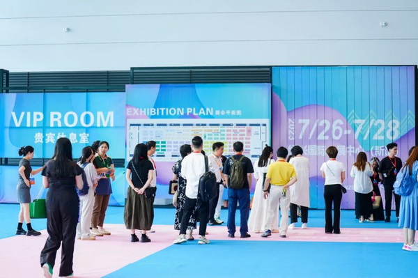  7月26日，第五屆中國（紹興）紡織新材料展在紹興國際會展中心拉開帷幕。500家企業(yè)參展，首日5000多名專業(yè)觀眾入場，展會炙熱的對接氛圍有如7月的氣浪，使行業(yè)快速升溫。海內(nèi)外企業(yè)積極響應(yīng)，原料龍頭企業(yè)高 “復(fù)參率”，歷經(jīng)五屆的新材料展有何獨特魅力？ 圖片  圖片  會展品質(zhì)乘勢而上   本屆新材料展獲得UFI國際展覽協(xié)會認證，是工信部、商務(wù)部組織的2023年“優(yōu)供給促升級”系列活動之一，基于往屆資源優(yōu)勢，對展覽規(guī)劃、買家邀約、會務(wù)聯(lián)動等進行了全線融合升級，展會品質(zhì)躍升，煥發(fā)新的風采。展會由中國長絲織造協(xié)會、紹興市商務(wù)局、中國國際貿(mào)易委員會紹興市委員會、中國國際商會紹興商會、紹興市柯橋區(qū)會展業(yè)發(fā)展中心主辦，浙江三博會展股份有限公司聯(lián)合主辦，紹興市柯橋區(qū)中國輕紡城展會有限公司承辦，紹興市經(jīng)信局、浙江省紡織面料設(shè)計協(xié)會、七彩云、紹興市紡織行業(yè)協(xié)會協(xié)辦。  圖片  圖片  開幕盛況  國際展商同臺賽寶   本次展會共500家展商參展，設(shè)新材料、新織造、新設(shè)備、新面料四大特色展區(qū)，有超10萬款科技纖維、創(chuàng)新面料、紡機設(shè)備在展會發(fā)布。魏橋紡織、昆山東利、興發(fā)化纖、吉林化纖、通用新材料、德州恒豐、佳人新材料、浙江興發(fā)、紹興國周、鐠美科等知名紡織龍頭企業(yè)參展。紹興新昌紡機產(chǎn)業(yè)展團、湖州長興織造產(chǎn)業(yè)展團、諸暨繡花機械產(chǎn)業(yè)展團、上虞染化料助劑產(chǎn)業(yè)展團等區(qū)域展團亮相。本屆展會更是引眾多RCEP國家和地區(qū)的展商組團奔赴而來，在國際展區(qū)，韓國ditto時尚聯(lián)盟、緬甸中國商會、莫斯科中小企業(yè)工商會等國際展團人氣旺盛。  圖片  企業(yè)展區(qū)  眾多展商聚焦雙碳熱點，圍繞綠色、健康、智造等方向展開產(chǎn)品角逐。魏橋紡織的生物基綠色環(huán)保+抗菌混紡系列、湖州威達集團的綠色環(huán)保色紡紗系列、昆山東利的仿生透氣科技面料系列、吳江蘭天織造的UV對抗仿生科技面料、新型雙層直充防寒面料、機能無氨彈力面料等展品亮點頻出，展商企業(yè)開啟“搶客”模式，緊抓展會機遇尋求下游合作。本屆展會有更大規(guī)模的智能紡機、織機設(shè)備企業(yè)參展，進一步彰顯國產(chǎn)智能織造的研發(fā)水平，鐠美科、浙江康立自控科技、浙江凱成智能設(shè)備、浙江瑪雅機電等展位帶來媲美國際水平的最新機械設(shè)備，令人矚目。  圖片  設(shè)備展區(qū)  探索解決行業(yè)困惑與瓶頸，是新材料展歷經(jīng)多屆與各企業(yè)總結(jié)、達成的共識，也是其不僅在于產(chǎn)品展貿(mào)，更在于新理念的交匯的價值內(nèi)涵。  國際視野論外貿(mào)   由中國紡織品進出口商會主辦的2023紹興國際（RCEP）紡織服裝產(chǎn)業(yè)論壇系列活動與展會同期同館開幕。論壇以“RCEP新機遇-紡織產(chǎn)業(yè)新格局”為主題，就國內(nèi)紡織產(chǎn)業(yè)結(jié)構(gòu)與RCEP國際紡織服裝產(chǎn)業(yè)的發(fā)展趨勢進行研討與產(chǎn)業(yè)對接。中國紡織品進出口商會副會長王宇、韓國時尚服裝人工智能研究所院長金蕙京、緬甸中國紡織服裝協(xié)會會長施坤等嘉賓為論壇開幕致辭。  圖片  圖片 論壇開幕式  論壇開幕式后，首場系列活動韓國服飾流行趨勢論壇在展會時尚活動區(qū)舉辦，多家韓國時裝品牌聯(lián)合走秀，同時Dito&ditto，ISAE，F(xiàn)&PLUS等韓國時尚機構(gòu)帶來韓國時尚產(chǎn)業(yè)與數(shù)字技術(shù)的發(fā)展趨勢分享。后續(xù)將陸續(xù)舉辦2023生物基纖維材料產(chǎn)業(yè)技術(shù)論壇、走進中國輕紡城市場對接會、亞洲紡織服裝供應(yīng)鏈高增長論壇等系列活動。  圖片  圖片 論壇系列活動——韓國服飾流行趨勢論壇  中國纖維展姿態(tài)   作為歷屆新材料展重要配套論壇，2023中國紹興紡織新材料論壇將于展會第二日舉辦。將聚集昆山東利、浙江中國輕紡城集團、浙江佳人新材料、紹興隆泰石墨烯、特思達（TESTEX）、廣東人仁康、浙江中紡標、紹興織蛛物聯(lián)科技等企業(yè)作新產(chǎn)品新項目分享，帶來中國輕紡城紡織新材料采購中心推介，環(huán)保面料、再生聚酯新材料、石墨烯等纖維面料創(chuàng)新產(chǎn)品發(fā)布，OEKO-TEX® STANDARD 100安全標準、健康紡織品標準、5A光子抗菌、坯布在線檢測等檢測后整理技術(shù)分享，諸多亮點值得期待。  圖片  觸摸纖維時尚,躍升品牌能級,纖維材料的性能之變，已經(jīng)與終端產(chǎn)品在競爭市場的廝殺突圍息息相關(guān)，從面料到服裝、家紡，從國內(nèi)企業(yè)到海外品牌，都不能錯過這一場產(chǎn)業(yè)對接的盛會。  跨越山海齊聚首   本屆展會借助今年全線升級之勢，全面擴大對面料、服裝業(yè)大規(guī)模大品牌企業(yè)的邀約，并提前進行買家需求的預(yù)采集和展商產(chǎn)品的預(yù)對接，顯著提升買家熱情和觀展效率。展會首日，丹東華洋紡織服裝、北京奔流野外運動服裝、北京方圣時尚、華紡股份有限公司等品牌買家應(yīng)邀而來，廣東、湖州、義烏、新疆等十余個地區(qū)采購團紛紛到場，更有韓國、俄羅斯、越南、緬甸等數(shù)百名海外買家跨越山海來相會，如國際知名服裝品牌 J.K. Apparel、DOBB、LUBOO、YL co.,ltd、CHUNSANGDOO INNOCENCE、DAYGREEN INC等。  圖片  采供對接  商貿(mào)對接攬訂單   展會打通產(chǎn)業(yè)鏈，延伸展貿(mào)對接服務(wù)?，F(xiàn)場，快時尚跨境電商企業(yè)SheIn開啟為期兩天的面料專場、服裝專場閉門采購會，帶來數(shù)百類采購需求。國內(nèi)品牌采購團走進紡織源產(chǎn)地中國輕紡城市場，展開時尚買手與優(yōu)質(zhì)原創(chuàng)面料的靈感碰撞。展會第二日，亞洲染料聯(lián)合會、韓國纖維產(chǎn)業(yè)研究院、莫斯科中小企業(yè)商會、越南紡織商會、緬甸中國商會等國際采購團也將進市場與柯橋面料企業(yè)接洽外貿(mào)訂單。  圖片  圖片 采供對接  2023中國（紹興）紡織新材料展打造了新材料、新技術(shù)的信息高地，以國際展會的標準，向內(nèi)外貿(mào)一體化展會平臺成長蛻變，它是當下紡織供應(yīng)鏈趨勢的具象展示，更是一場中國纖維向世界的傾訴表達。  圖片  圖片 圖片 ?觸摸纖維時尚、躍升品牌能級，第五屆中國（紹興）紡織新材料展盛大開幕