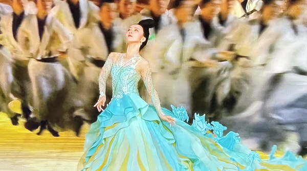 用“中國色”演繹中國風(fēng)雅---第19屆亞運(yùn)會開幕式服裝設(shè)計師楚艷特寫