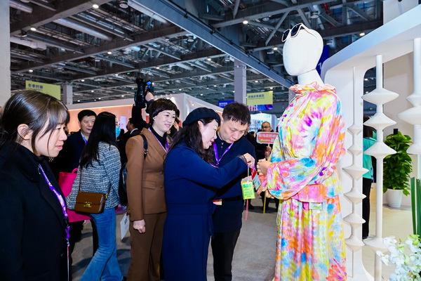 全球防曬服 就看駐馬店——駐馬店防曬服基地驚艷亮相中國國際服飾博覽會