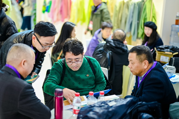 全球防曬服 就看駐馬店——駐馬店防曬服基地驚艷亮相中國國際服飾博覽會