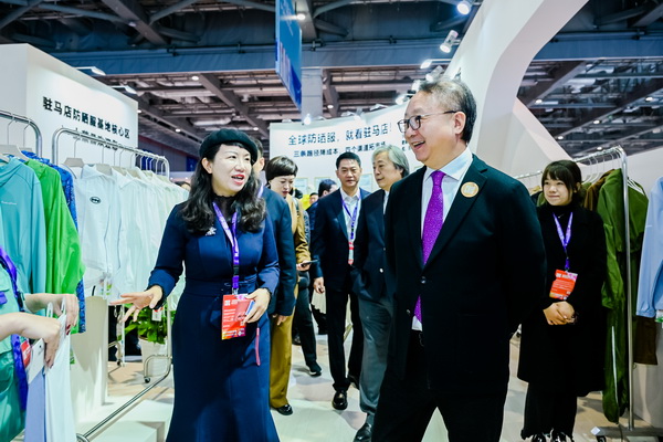 全球防曬服 就看駐馬店——駐馬店防曬服基地驚艷亮相中國國際服飾博覽會