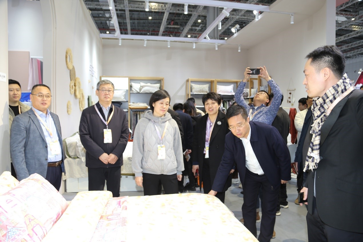 青島組團(tuán)參加intertextile家紡展，副市長(zhǎng)趙燕一行蒞臨考察