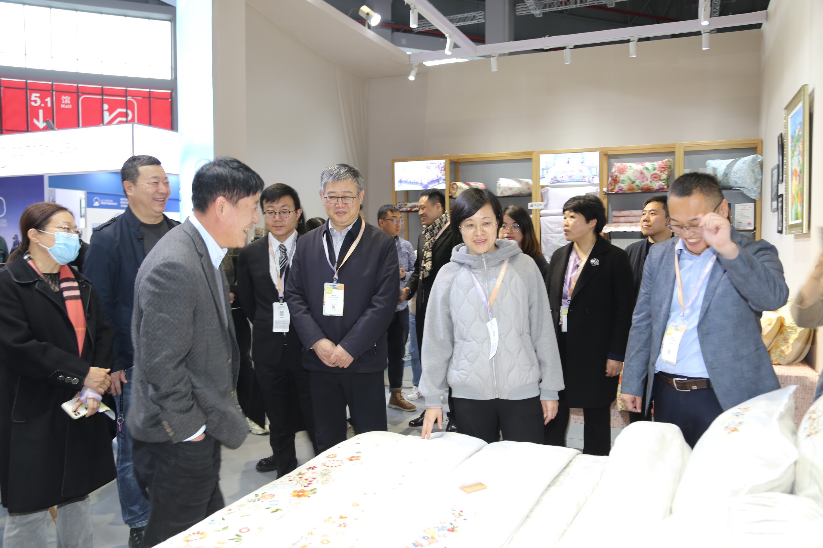 青島組團(tuán)參加intertextile家紡展，副市長(zhǎng)趙燕一行蒞臨考察