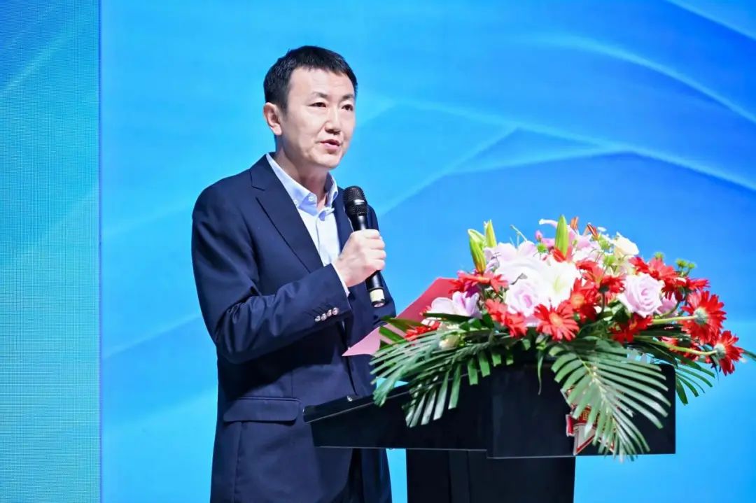 好面料在柯橋聚集2024中國面料之星啟動儀式暨知名服飾品牌趨勢交流分享會在紹興國際會展中心成功舉辦。