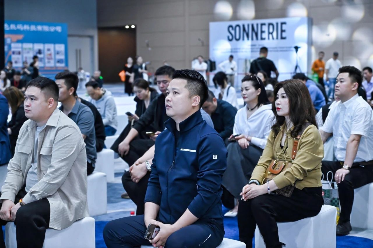 好面料在柯橋聚集2024中國面料之星啟動儀式暨知名服飾品牌趨勢交流分享會在紹興國際會展中心成功舉辦。