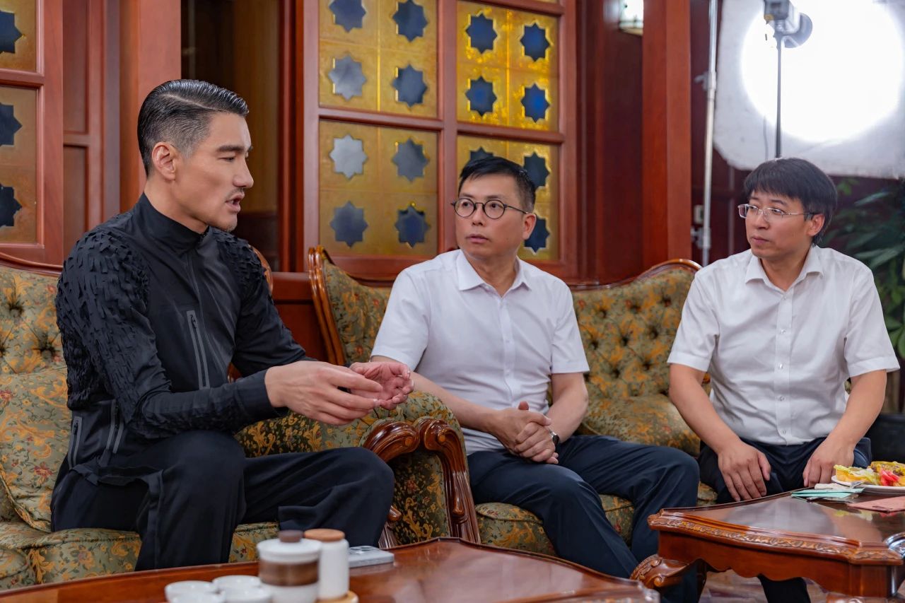 兵哥對(duì)話天津時(shí)裝周 | 中國(guó)首席超模胡兵親臨著名愛國(guó)實(shí)業(yè)家宋棐卿先生辦公樓共話東方時(shí)尚新生力