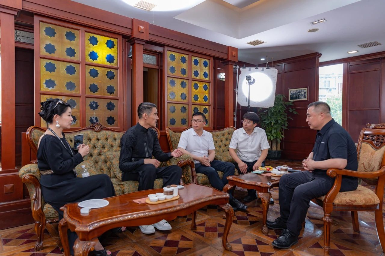 兵哥對(duì)話天津時(shí)裝周 | 中國(guó)首席超模胡兵親臨著名愛國(guó)實(shí)業(yè)家宋棐卿先生辦公樓共話東方時(shí)尚新生力
