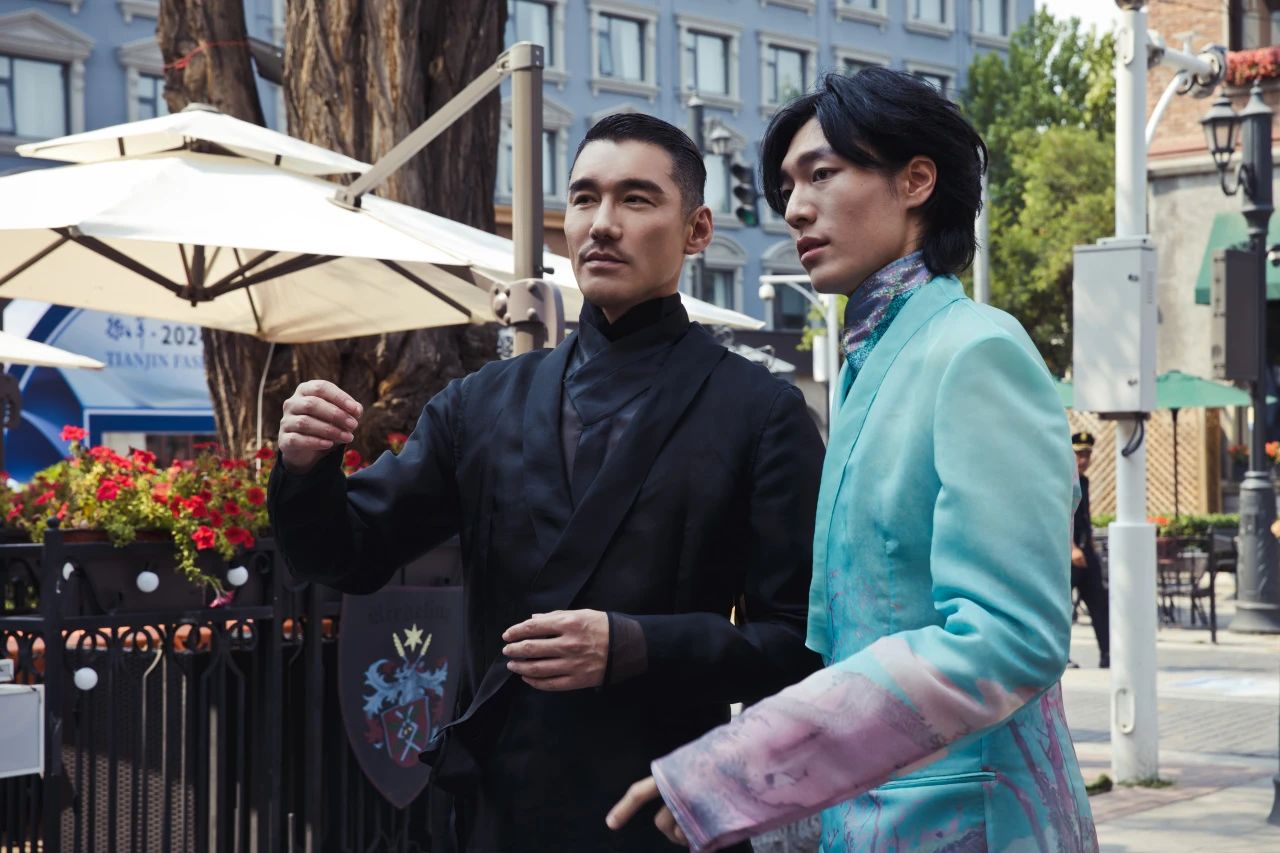 兵哥對(duì)話天津時(shí)裝周 | 中國(guó)首席超模胡兵親臨著名愛國(guó)實(shí)業(yè)家宋棐卿先生辦公樓共話東方時(shí)尚新生力