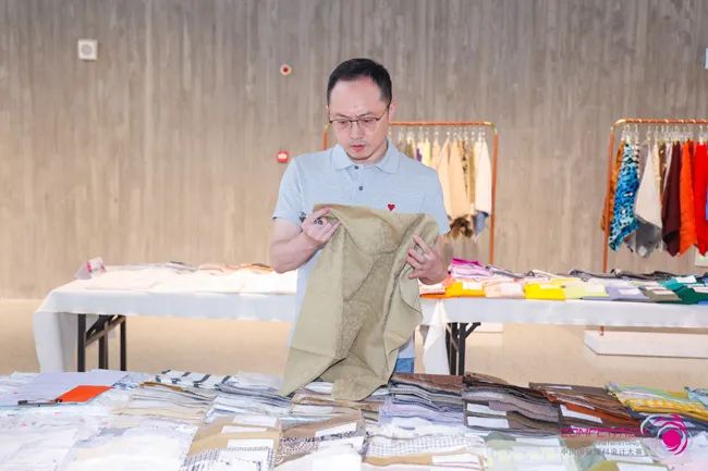 中國(guó)流行面料如何煥新當(dāng)代設(shè)計(jì)？聯(lián)動(dòng)雅瑩集團(tuán)，這場(chǎng)評(píng)審會(huì)為好創(chuàng)意持續(xù)加碼