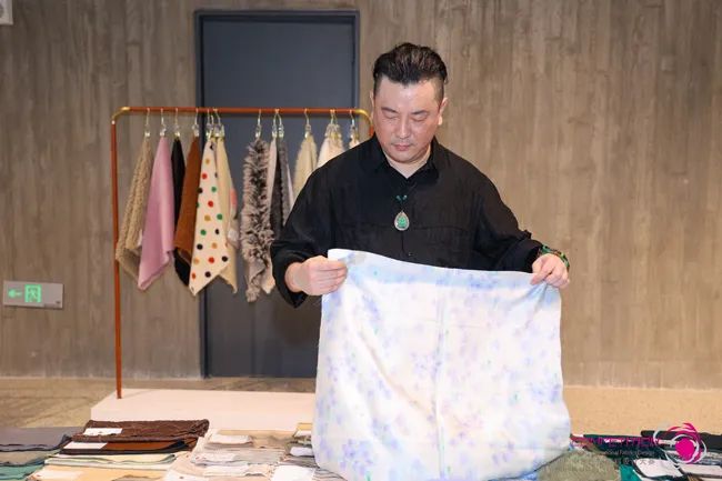 中國(guó)流行面料如何煥新當(dāng)代設(shè)計(jì)？聯(lián)動(dòng)雅瑩集團(tuán)，這場(chǎng)評(píng)審會(huì)為好創(chuàng)意持續(xù)加碼