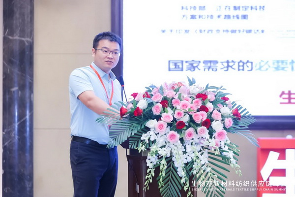 7月的上?？崾铍y耐，但也阻擋不了行業(yè)人士對(duì)生物基新材料的熱情。7月22日，生物基新材料紡織供應(yīng)鏈峰會(huì)成功舉辦，會(huì)場(chǎng)內(nèi)座無(wú)虛席，行業(yè)領(lǐng)導(dǎo)、高校和科研院所專家、產(chǎn)業(yè)鏈上下游優(yōu)秀企業(yè)和終端品牌的材料專家，相聚一起，共同探討“新材料、新技術(shù)、新模式”如何引領(lǐng)紡織產(chǎn)業(yè)的綠色轉(zhuǎn)型與升級(jí)。會(huì)議由黑龍江伊品新材料有限公司主辦、生物基尼龍紡織產(chǎn)業(yè)聯(lián)盟承辦、中國(guó)化學(xué)纖維工業(yè)協(xié)會(huì)指導(dǎo)。 