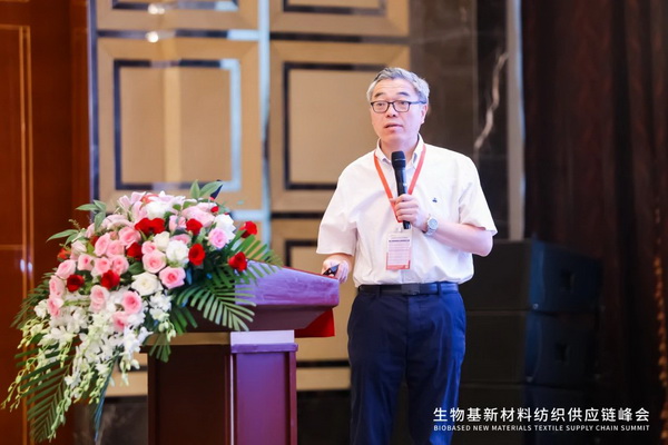 7月的上?？崾铍y耐，但也阻擋不了行業(yè)人士對(duì)生物基新材料的熱情。7月22日，生物基新材料紡織供應(yīng)鏈峰會(huì)成功舉辦，會(huì)場(chǎng)內(nèi)座無(wú)虛席，行業(yè)領(lǐng)導(dǎo)、高校和科研院所專家、產(chǎn)業(yè)鏈上下游優(yōu)秀企業(yè)和終端品牌的材料專家，相聚一起，共同探討“新材料、新技術(shù)、新模式”如何引領(lǐng)紡織產(chǎn)業(yè)的綠色轉(zhuǎn)型與升級(jí)。會(huì)議由黑龍江伊品新材料有限公司主辦、生物基尼龍紡織產(chǎn)業(yè)聯(lián)盟承辦、中國(guó)化學(xué)纖維工業(yè)協(xié)會(huì)指導(dǎo)。 