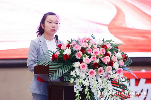 7月的上?？崾铍y耐，但也阻擋不了行業(yè)人士對(duì)生物基新材料的熱情。7月22日，生物基新材料紡織供應(yīng)鏈峰會(huì)成功舉辦，會(huì)場(chǎng)內(nèi)座無(wú)虛席，行業(yè)領(lǐng)導(dǎo)、高校和科研院所專家、產(chǎn)業(yè)鏈上下游優(yōu)秀企業(yè)和終端品牌的材料專家，相聚一起，共同探討“新材料、新技術(shù)、新模式”如何引領(lǐng)紡織產(chǎn)業(yè)的綠色轉(zhuǎn)型與升級(jí)。會(huì)議由黑龍江伊品新材料有限公司主辦、生物基尼龍紡織產(chǎn)業(yè)聯(lián)盟承辦、中國(guó)化學(xué)纖維工業(yè)協(xié)會(huì)指導(dǎo)。 