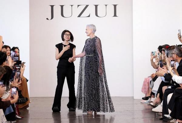 玖姿JUZUI創(chuàng)意總監(jiān)王陶2025春夏紐約時(shí)裝周“盛開(kāi)”花樣新中式