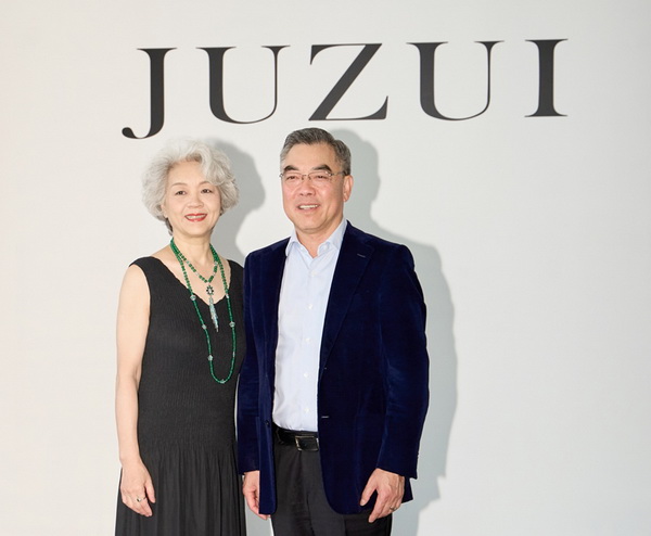 玖姿JUZUI創(chuàng)意總監(jiān)王陶2025春夏紐約時(shí)裝周“盛開(kāi)”花樣新中式