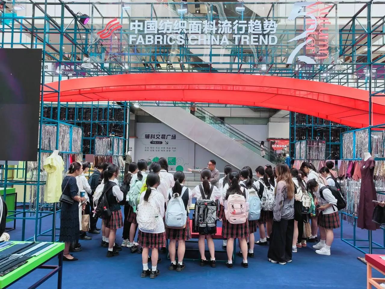釋放靈感，引領潮流！2025/26秋冬中國紡織面輔料流行趨勢在廣州國際輕紡城精彩發(fā)布！