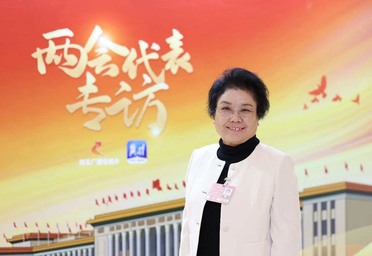 3月3日上午，出席十四屆全國人大三次會(huì)議的駐冀全國人大代表和出席全國政協(xié)十四屆三次會(huì)議的住冀全國政協(xié)委員從石家莊啟程赴京。石家莊“紡織人”贊皇縣原村土布專業(yè)合作社理事長崔雪琴和石家莊常山恒新紡織有限公司恒盛分公司織造車間教檢工馮麗朝隨河北代表團(tuán)一同赴京報(bào)到。3月4日，崔雪琴、馮麗朝兩位石家莊“紡織人”同來自全國各地的全國人大代表一道步入了北京人民大會(huì)堂，共同參加十四屆全國人大三次會(huì)議預(yù)備會(huì)議。會(huì)前崔雪琴、馮麗朝在人民大會(huì)堂外合影，留下了珍貴的紀(jì)念。會(huì)前，崔雪琴、馮麗朝結(jié)合各自工作實(shí)際和熟悉領(lǐng)域，深入基層開展調(diào)查研究，精心準(zhǔn)備議案建議。赴京參會(huì)途中，她倆圍繞京津冀協(xié)同發(fā)展、民營經(jīng)濟(jì)、新質(zhì)生產(chǎn)力、鄉(xiāng)村振興等普遍關(guān)注的問題與同行的代表委員展開熱烈討論。到達(dá)駐地，她倆立即投入會(huì)前緊張的準(zhǔn)備工作，繼續(xù)修改認(rèn)真準(zhǔn)備好的建議。崔雪琴崔雪琴帶來了《關(guān)于倡導(dǎo)國人穿國風(fēng)服飾 弘揚(yáng)國風(fēng)服飾文化 推動(dòng)民族服裝產(chǎn)業(yè)振興的建議》。馮麗朝馮麗朝帶來了《關(guān)于進(jìn)一步加強(qiáng)發(fā)揮勞模工匠引領(lǐng)作用的建議》。全國人大代表崔雪琴、馮麗朝這兩位石家莊優(yōu)秀紡織人，共赴春天之約，共盡代表職責(zé)。