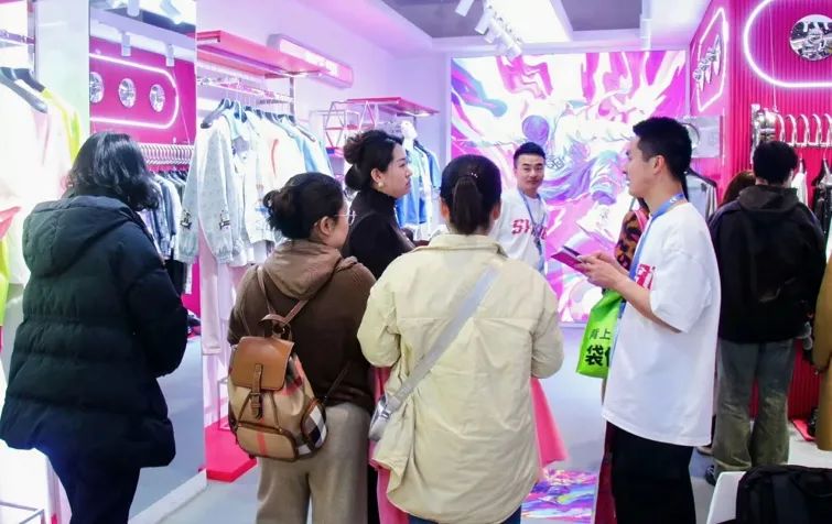 銀基廣場(chǎng)攜六大原創(chuàng)品牌亮相CHIC2025（春季），展現(xiàn)中部地區(qū)時(shí)尚力量