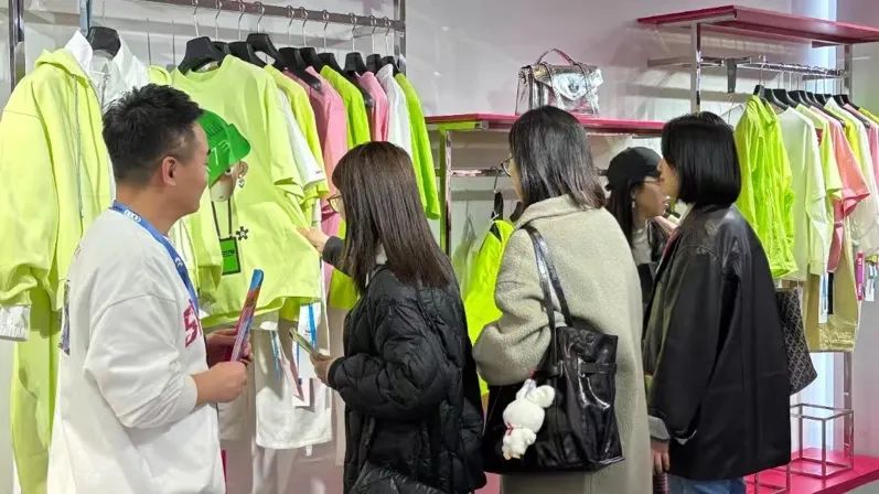 銀基廣場(chǎng)攜六大原創(chuàng)品牌亮相CHIC2025（春季），展現(xiàn)中部地區(qū)時(shí)尚力量
