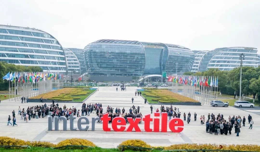 3月13日，為期三天的2025intertextile春夏面輔料展在國家會展中心（上海）圓滿落幕。本屆博覽會以近19萬平方米總展出面積，匯聚來自全球24個國家和地區(qū)的超3100家參展商。從源頭為紡織行業(yè)高質(zhì)量發(fā)展注入信心與動能，展示了紡織行業(yè)的最新技術(shù)與創(chuàng)新成果。其中，海纖生物的海藻纖維、海絲林及海藻炭泥系列產(chǎn)品憑借其深海黑科技的獨(dú)特魅力，成為展會焦點(diǎn)，吸引了眾多專業(yè)觀眾的目光。