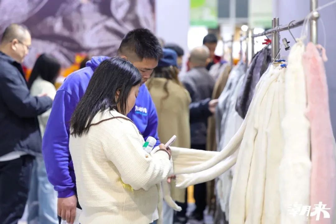 向“心”而生 逐“質(zhì)”而行 2025海寧中國國際皮革毛皮時裝面輔料展盛大開幕